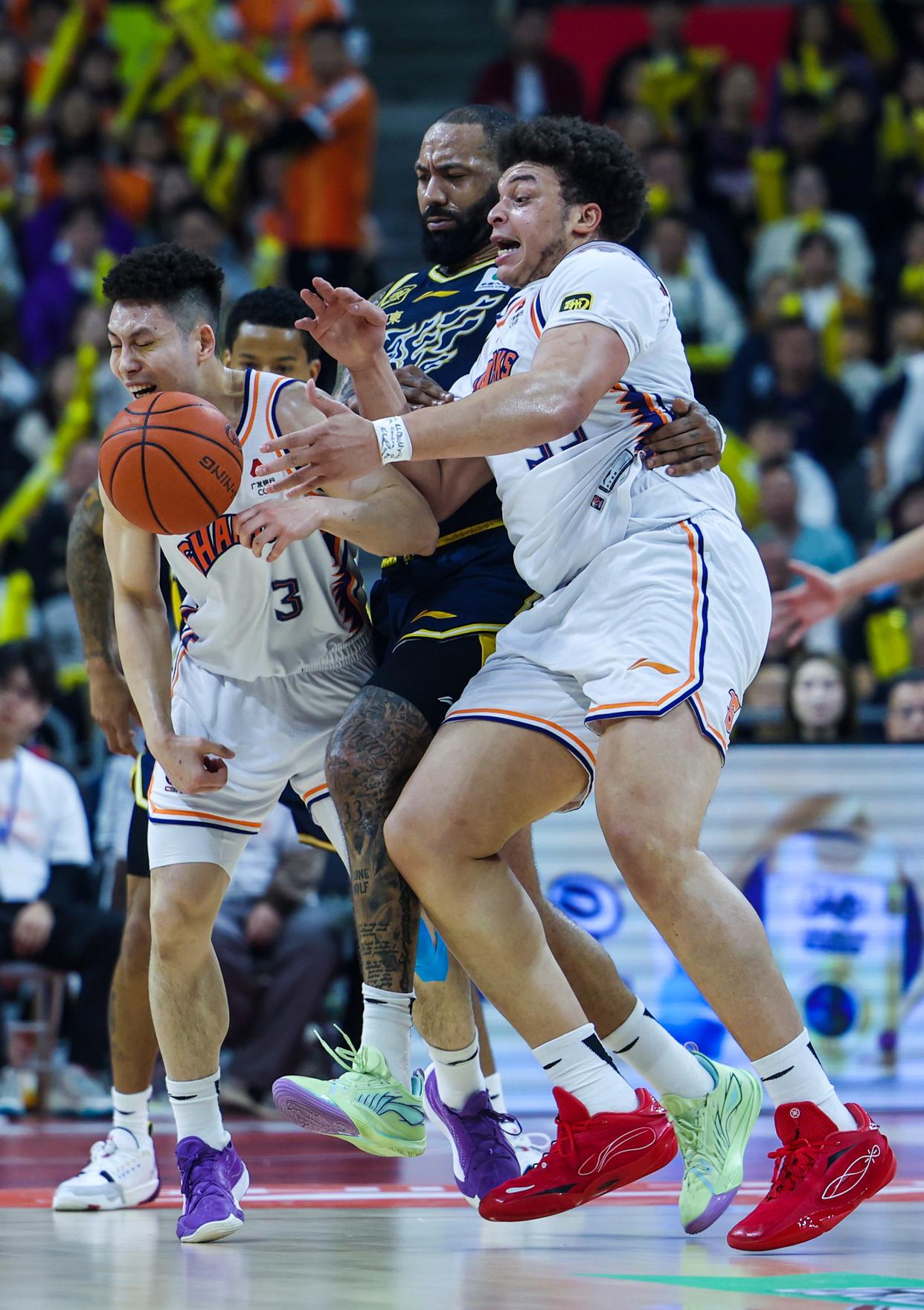 关于拜仁慕尼黑发布备战花絮，今夜调整名单，CBA季后赛任务艰巨，心理建设被强调的信息