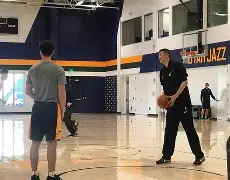 犹他爵士训练开放日；今晨回应争议引欢呼；全明星赛在即；赛季目标并未改变(令谷与藏女照片)