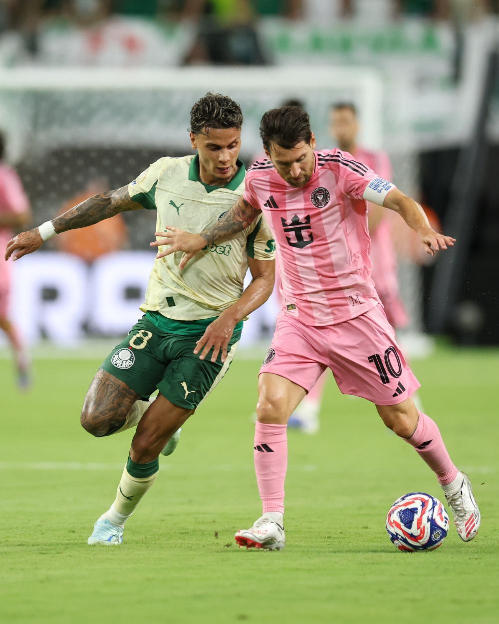 巴塞罗那训练开放日；清晨队长鼓劲引欢呼；意甲在即；赛季目标并未改变(巴塞罗那历年阵容图)